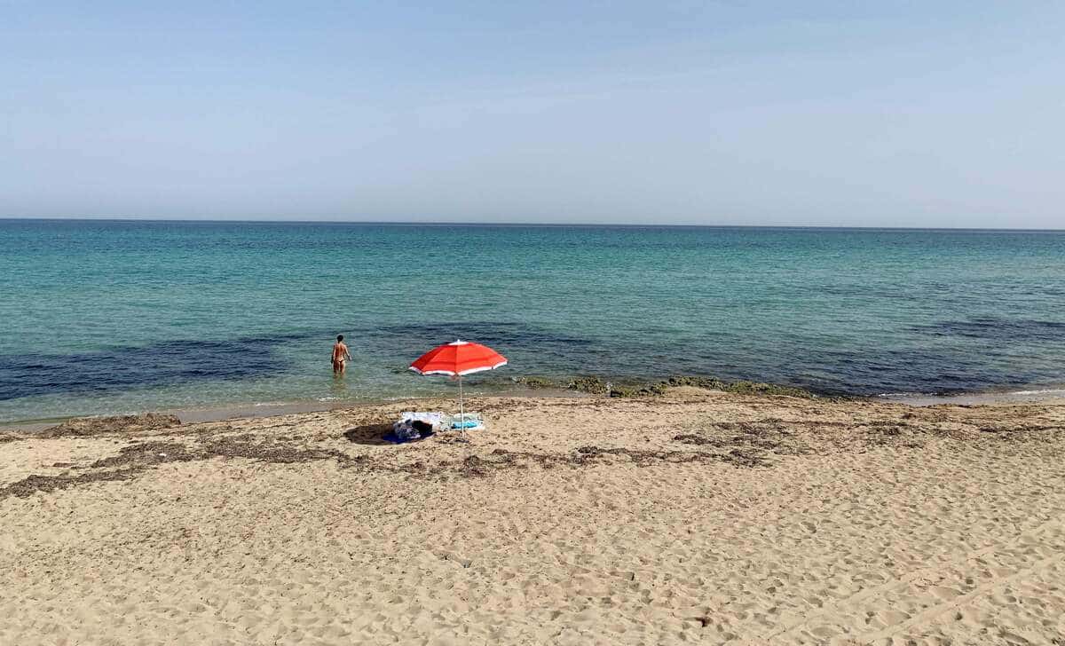 Vous aimeriez vous marier nus? Une plage en Italie organise des mariages nudistes