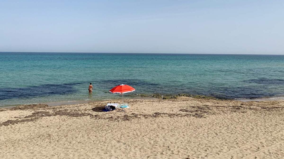 Vous aimeriez vous marier nus? Une plage en Italie organise des mariages nudistes