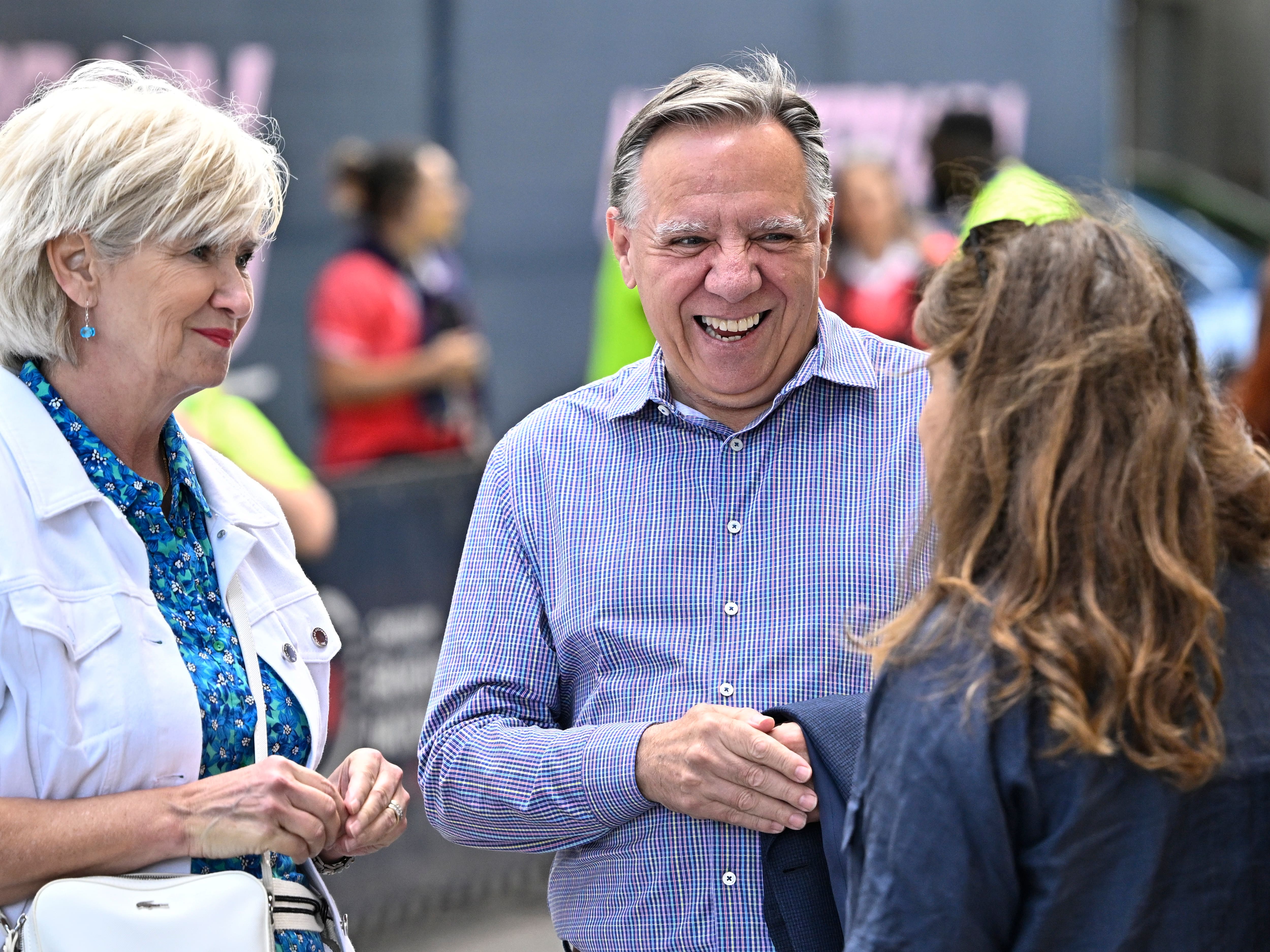 L’ancien premier ministre caquiste du Québec, François Legault, accompagné de son épouse, Isabelle Brais, a pris le temps de discuter avec les amateurs de tennis, mercredi.
