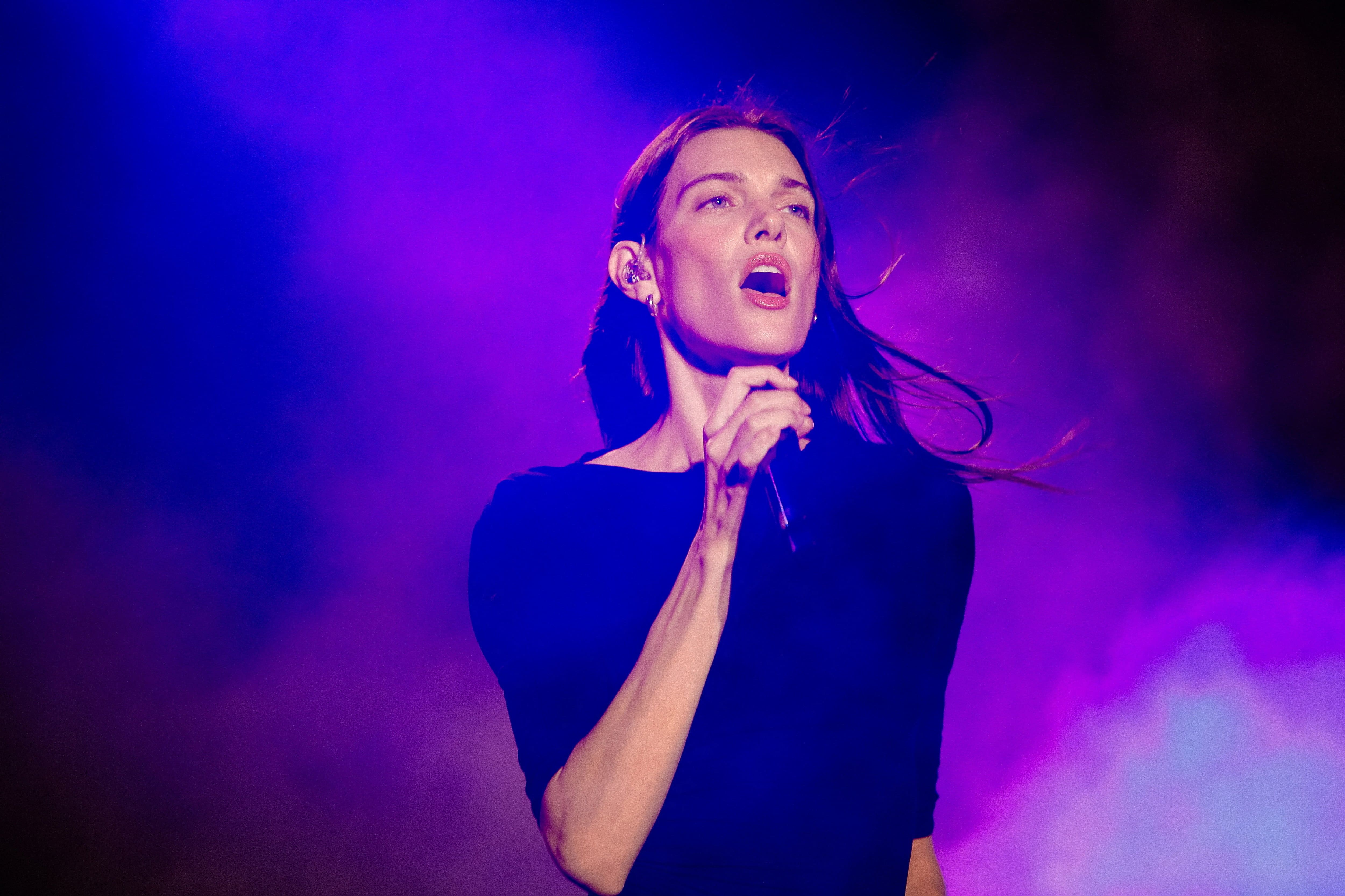 « Ça me brise le cœur » : blessée aux cordes vocales , Charlotte Cardin annule quatre autres concerts en France