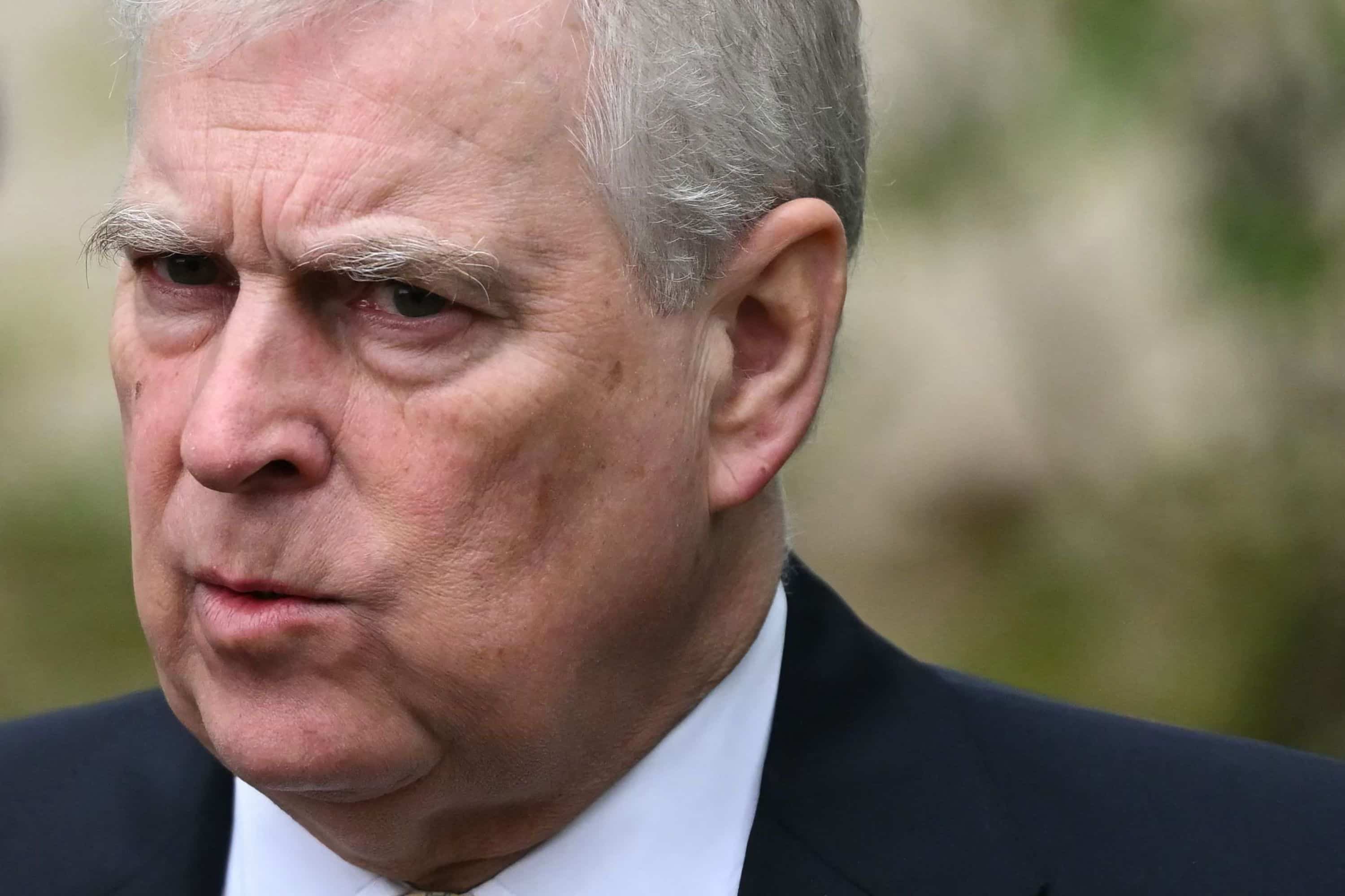 Le prince Andrew d&eacute;chu de tous ses titres et expuls&eacute;: Virginia Giuffre &laquo;a fait tomber un prince&raquo;, se r&eacute;jouit sa famille