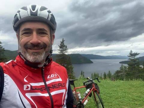 Drummondville resident Jan Traversi stopped in Gros Morne National Park, Newfoundland, at the start of his bike ride across Canada. We see Mr. Traversi admiring the landscape, in June 2021.