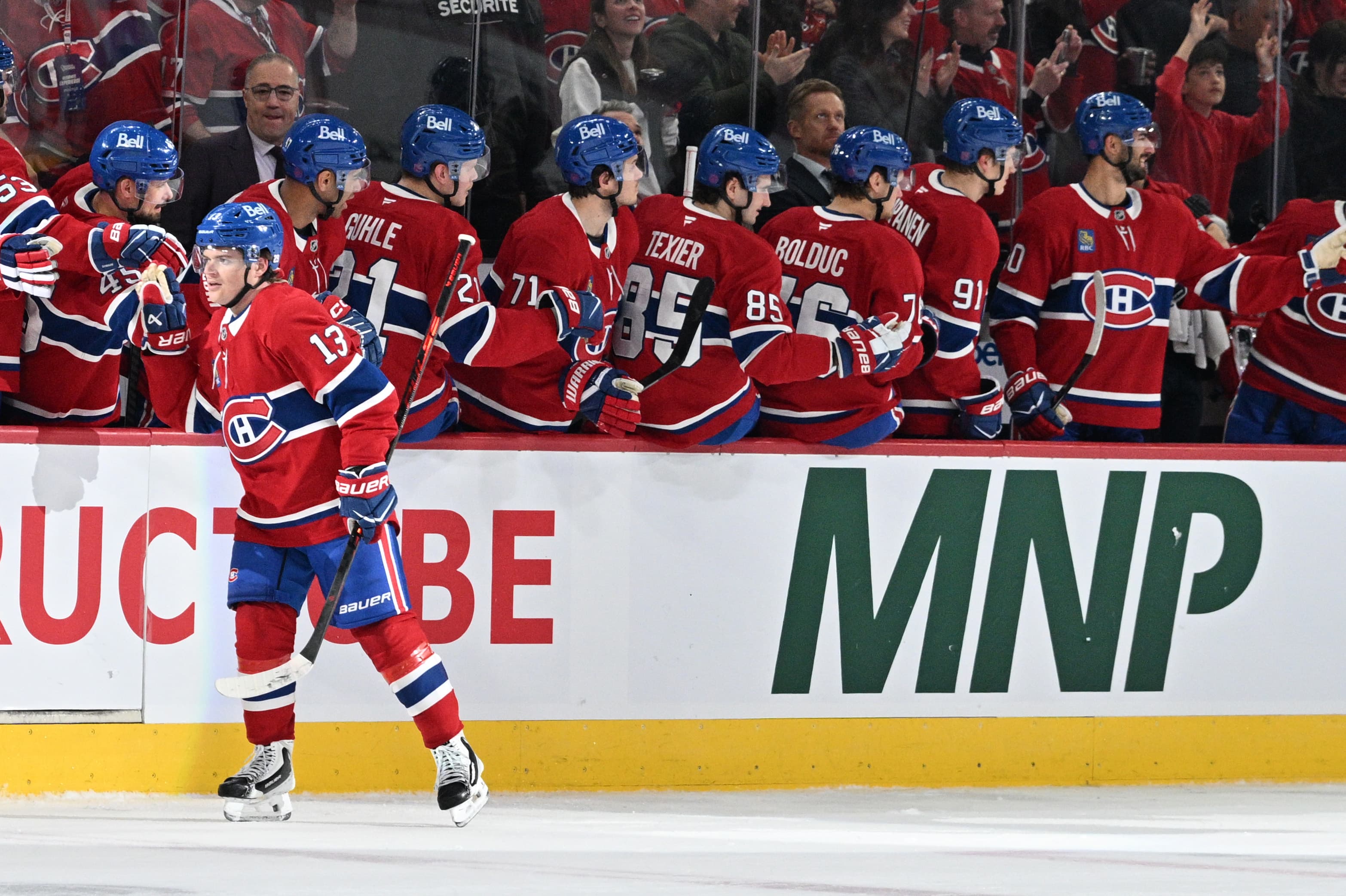 Trois buts pour Caufield, deux autres pour Slafkovsky!