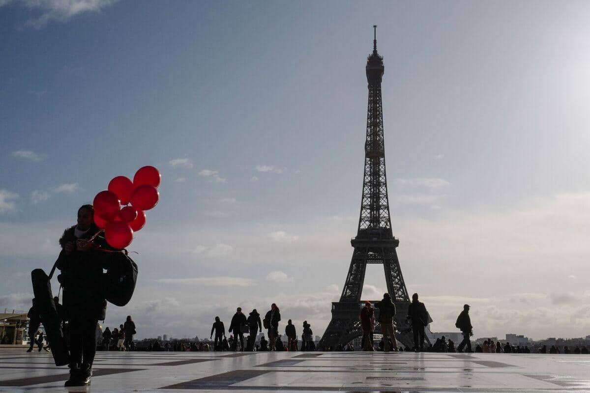 La tour Eiffel fermée en raison d'une grève après l'éviction du personnel féminin pour la visite d'un groupe hindou