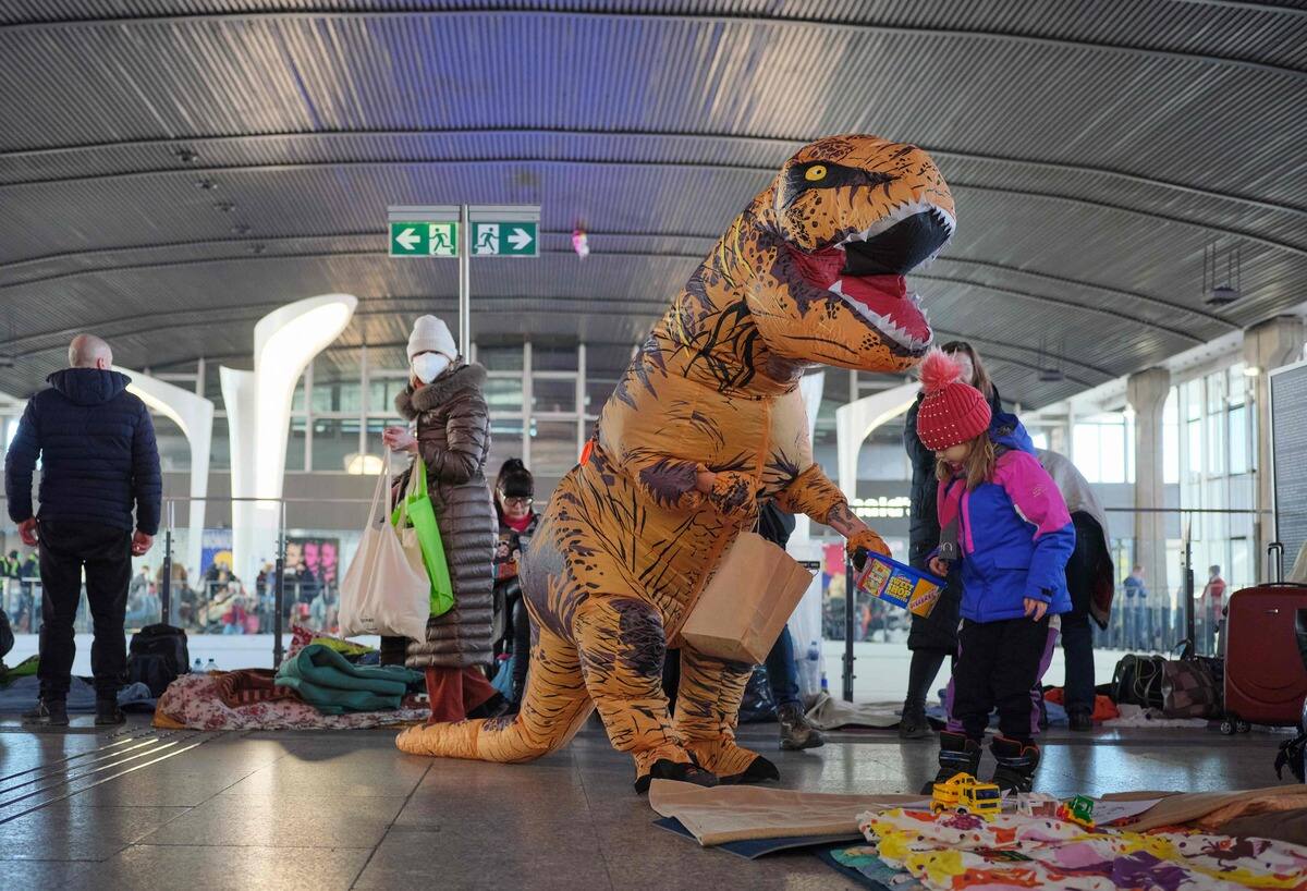 Des enfants ukrainiens consol&eacute;s par des dinosaures