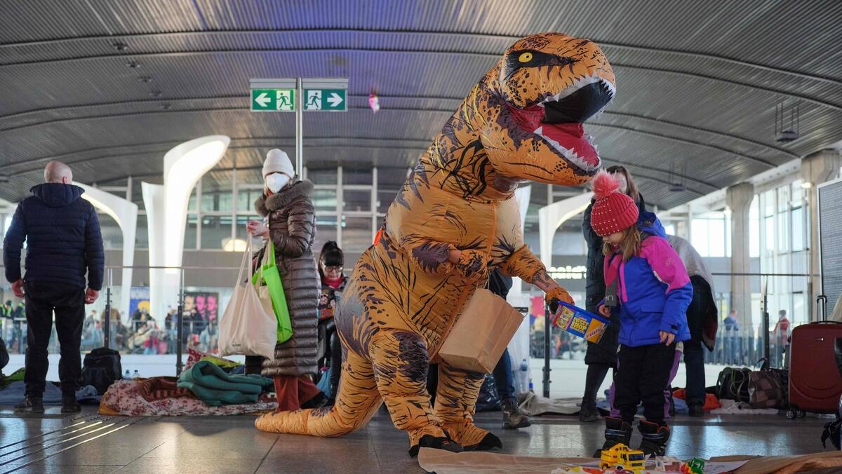 Des enfants ukrainiens consolés par des dinosaures
