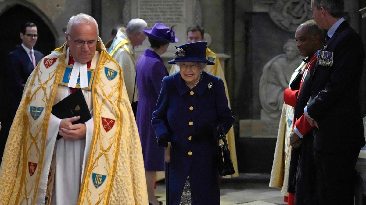Elizabeth II vue avec une canne en public
