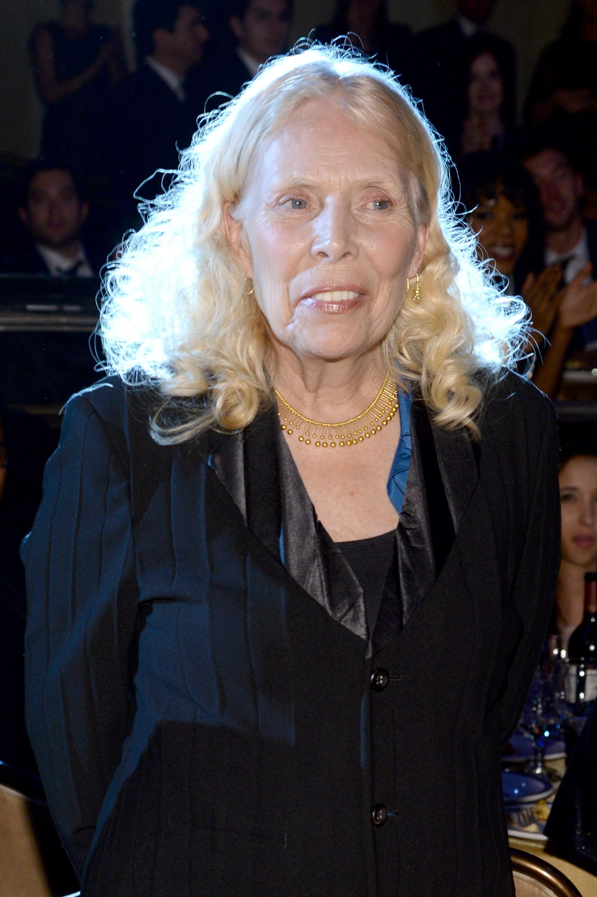 Joni Mitchell suit Neil Young et se retire de Spotify