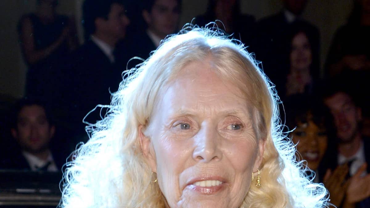 Joni Mitchell suit Neil Young et se retire de Spotify
