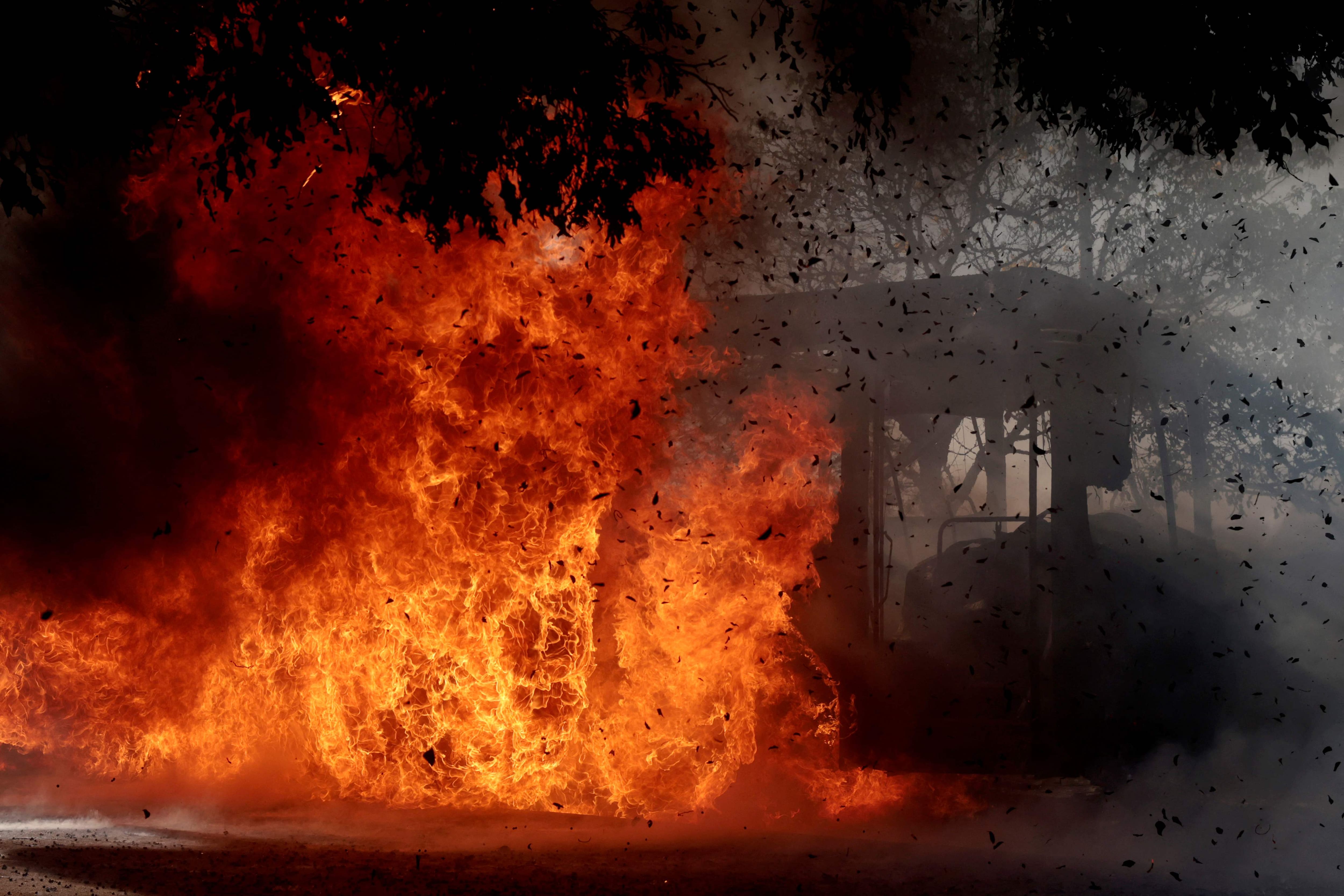 Routes bloquées, véhicules incendiés et vols annulés: la présidente du Mexique appelle au calme