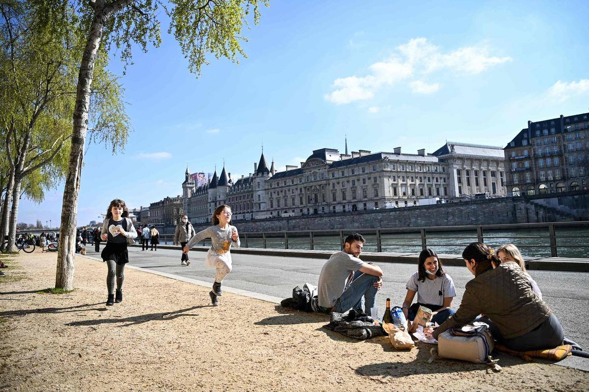 Mortalit&eacute; en baisse et natalit&eacute; en hausse en France