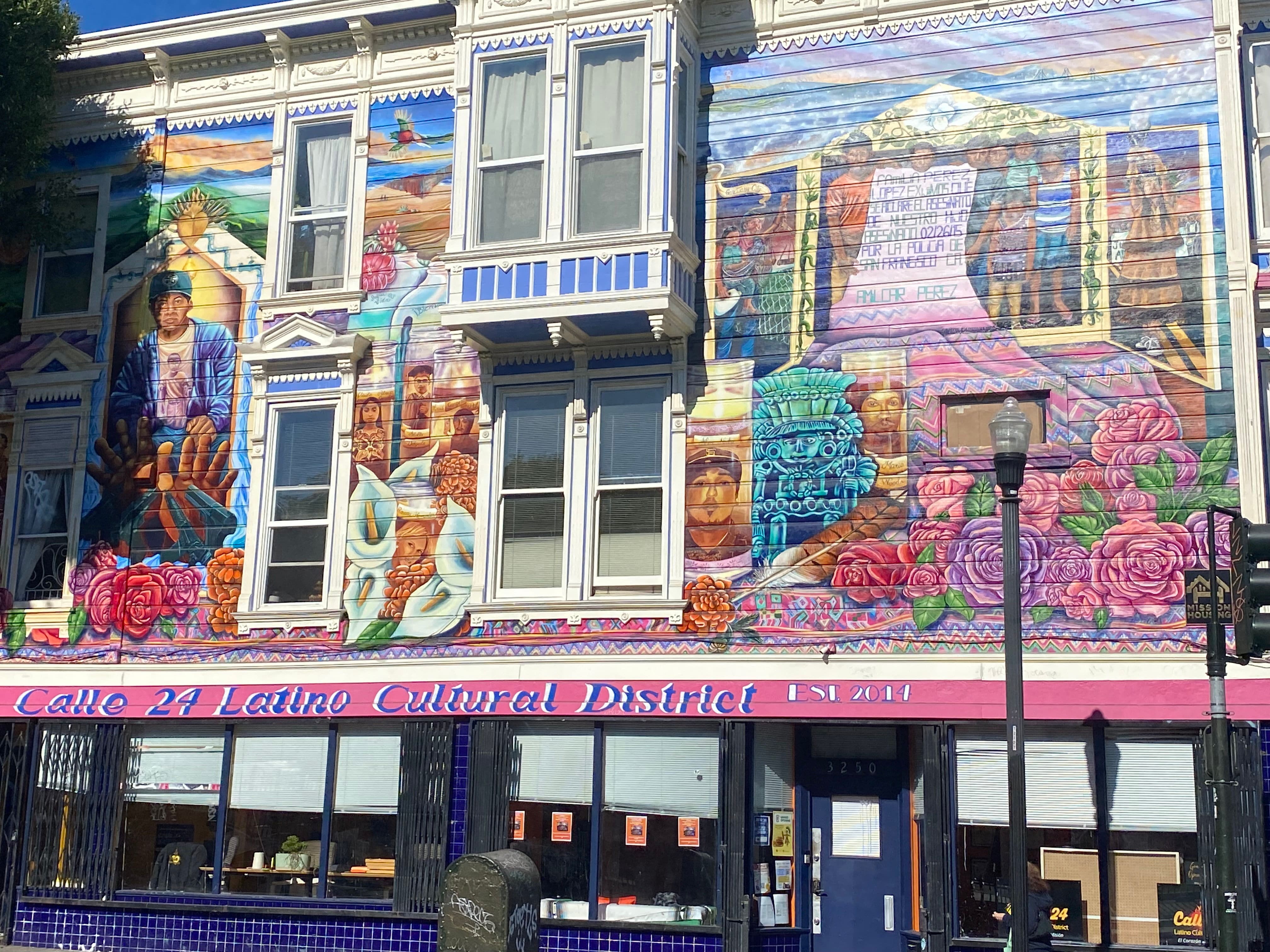 Os frescos coloridos típicos são presentes ao longo da rua 24e, no bairro latino, em São Francisco.