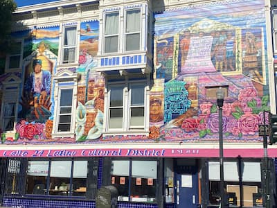 Os frescos coloridos típicos são presentes ao longo da rua 24e, no bairro latino, em São Francisco.