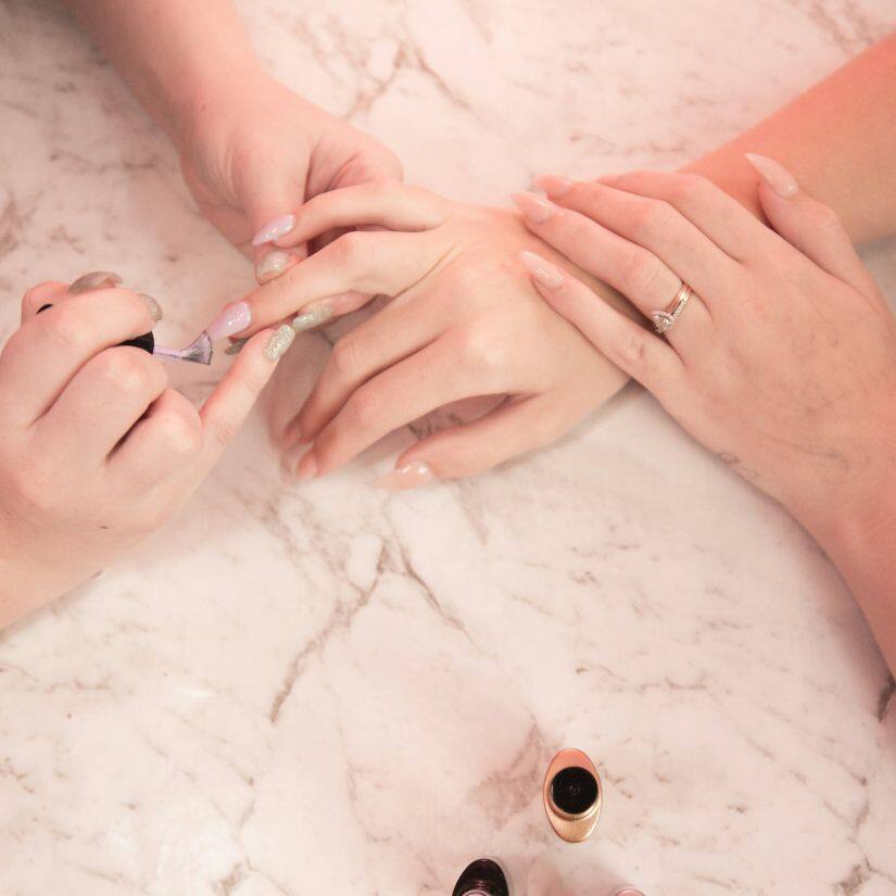 Ces couleurs de vernis subliment les mains des femmes de plus de 40 ans ...