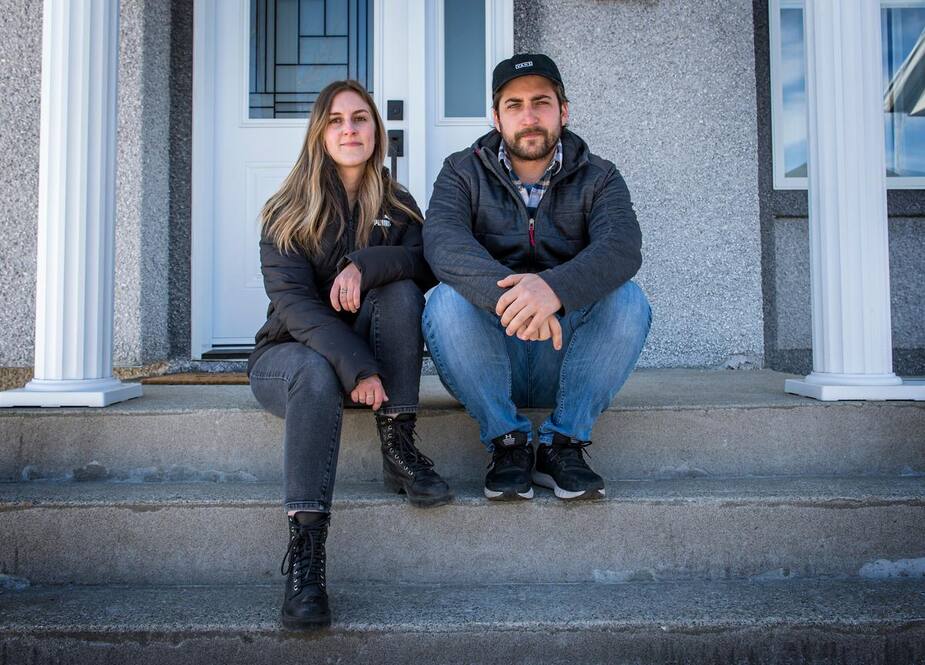 Maude Boutet et Randy Santandrea devant leur maison de Terrebonne.