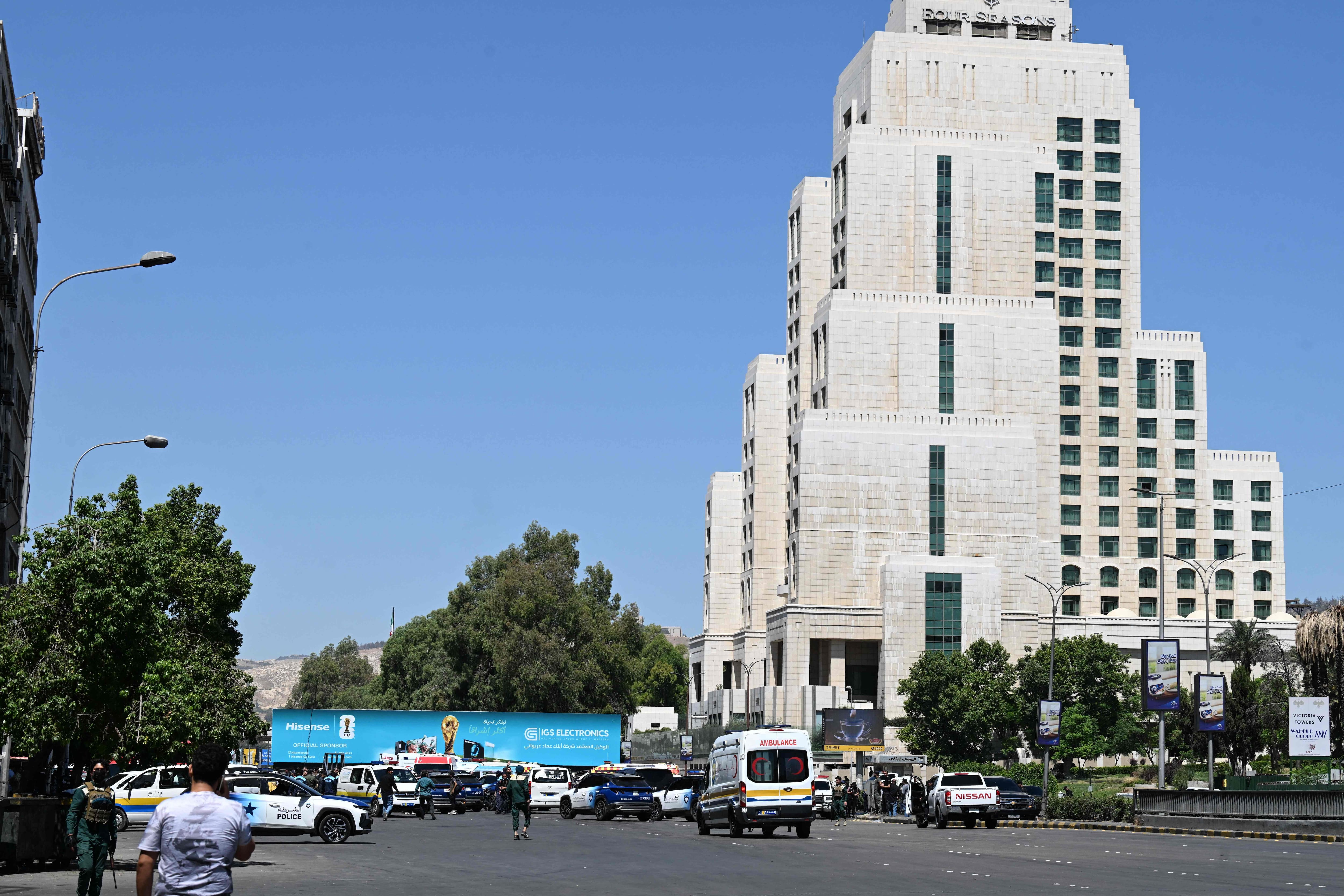 Syria: double bomb attack near the hotel where Macron spent the night, 18 injured