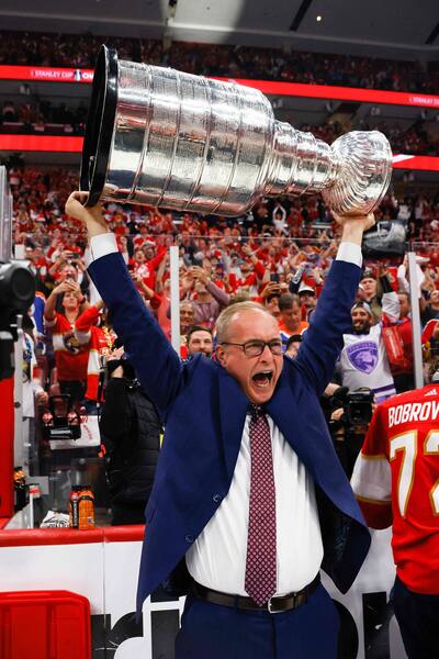El quebequense Sylvain Lefebvre, entrenador asistente, estuvo acompañado por su esposa, Marie-Claire Fillion, durante las celebraciones de los Florida Panthers, el lunes 24 de junio de 2024, en el Amerant Bank Arena, en Sunrise, al final del séptimo y último partido de la final de la Copa Stanley.