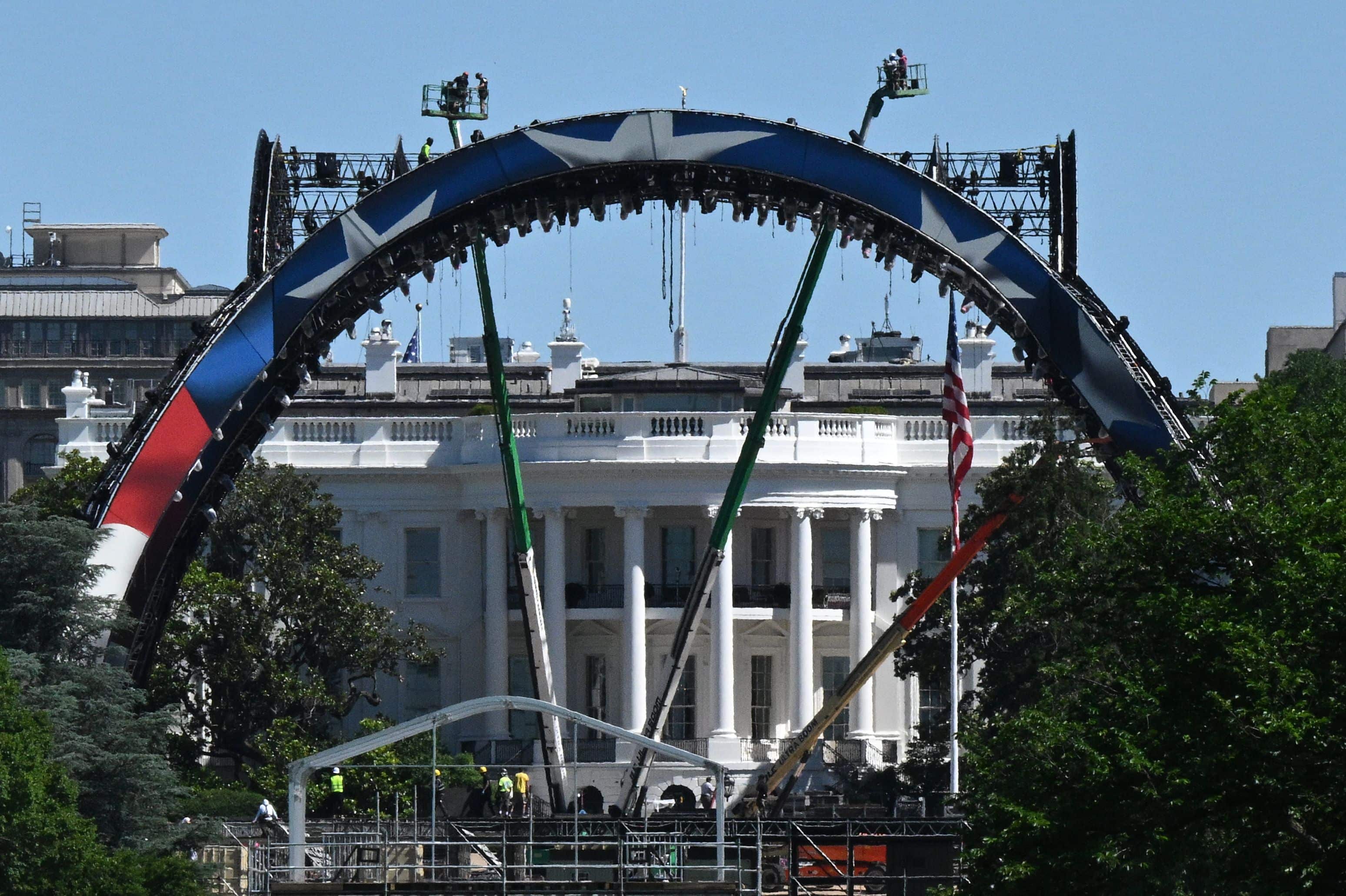 «Peut-être qu’on ne la démantèlera jamais»: Trump compare l’arène de l’UFC à la Maison-Blanche à la tour Eiffel et suggère qu’elle pourrait devenir permanente