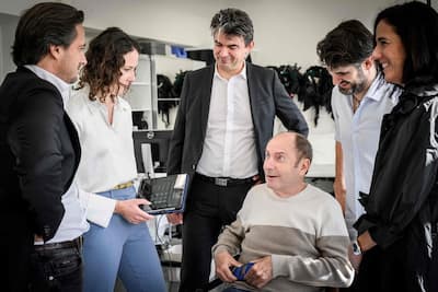 Thanks to electrodes, a Parkinson's patient walks almost normally once more