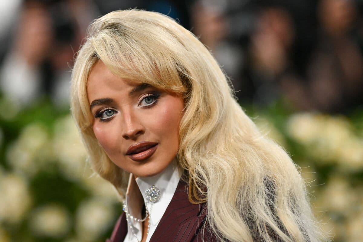 Sabrina Carpenter s'excuse de son habit