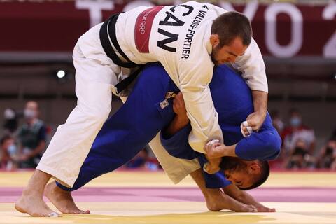 La famille d’Antoine Valois-Fortier a manifesté son appui en direct du Dojo de Beauport en compagnie d’autres proches. Les parents du judoka, ainsi que ses trois sœurs, leurs copains et la conjointe de l’athlète sont passés par toute la gamme des émotions.