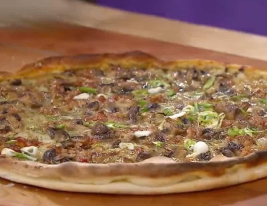 Fine pizza aux champignons, sauce blanche 
