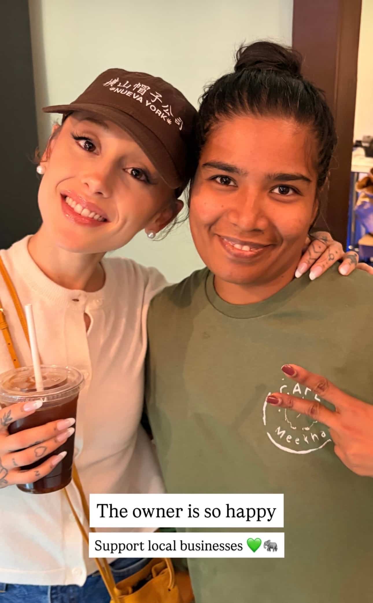 Ariana Grande et la propriétaire du café Meekha