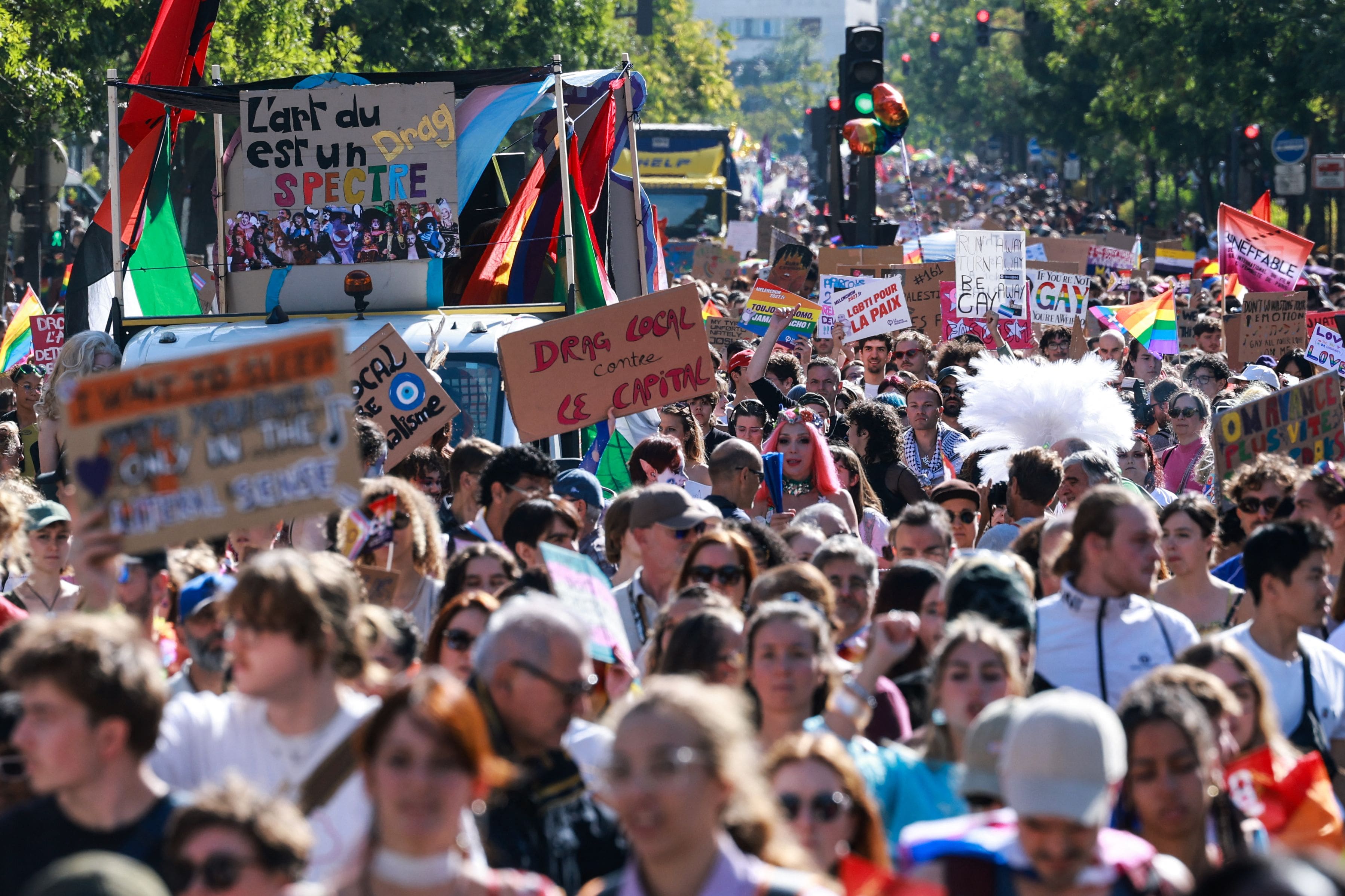 Marche des fiertés: des dizaines de milliers de personnes dans Paris, inquiètes des prochaines élections