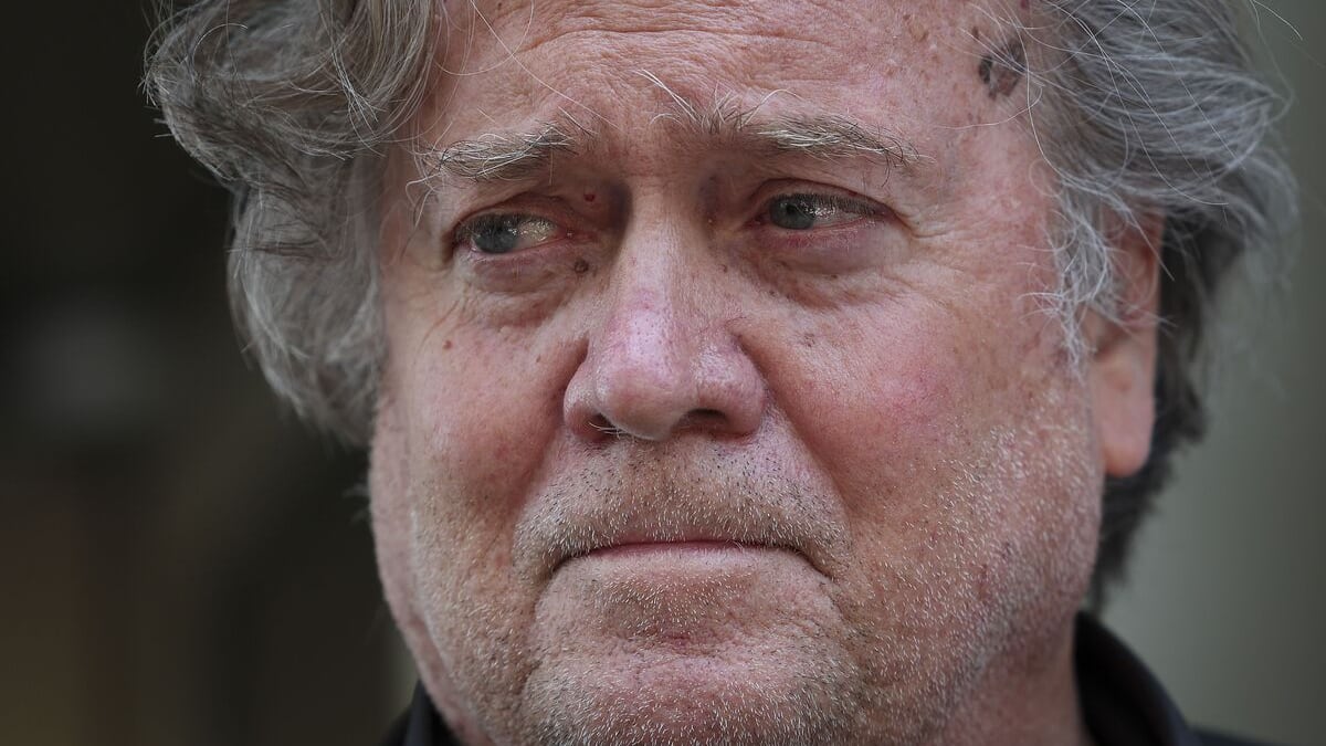 Un juge refuse de retarder le procès de Steve Bannon