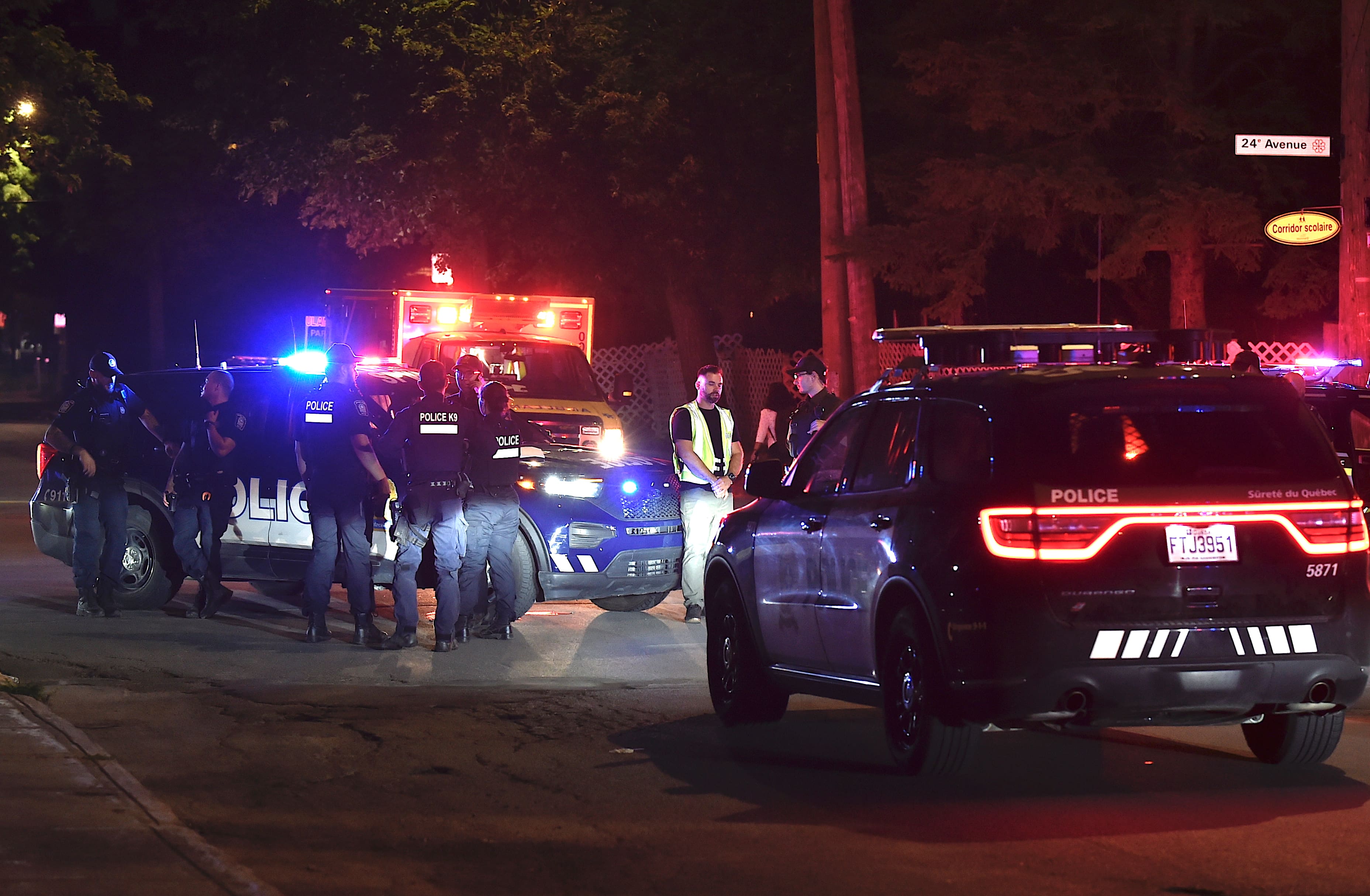 Une opération policière à laquelle ont participé des policiers de la SQ et du SPVM s’est déroulée dans le secteur de la 25e Avenue et du boulevard Robert, dans le quartier Saint-Michel à Montréal, après qu’au moins un suspect ait pris la fuite à pied au terme d’une poursuite policière en véhicule, lors d’une opération de surveillance aérienne menée par l’hélicoptère de la SQ, vers 3h, le dimanche 26 juillet 2026.
PASCAL GIRARD/AGENCE QMI