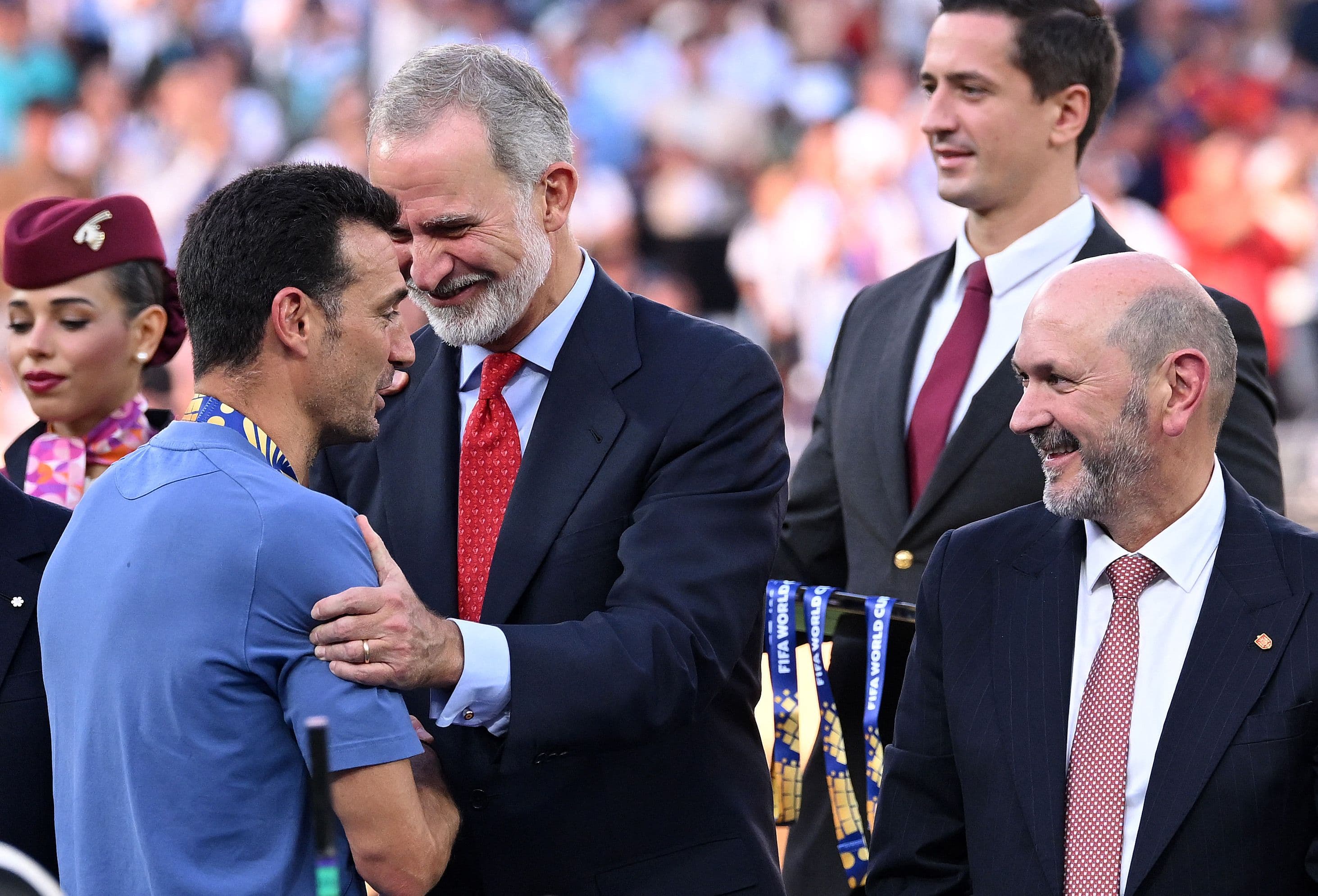 Le roi Felipe VI, de l'Espagne, félicite le sélectionneur argentin Lionel Scaloni.