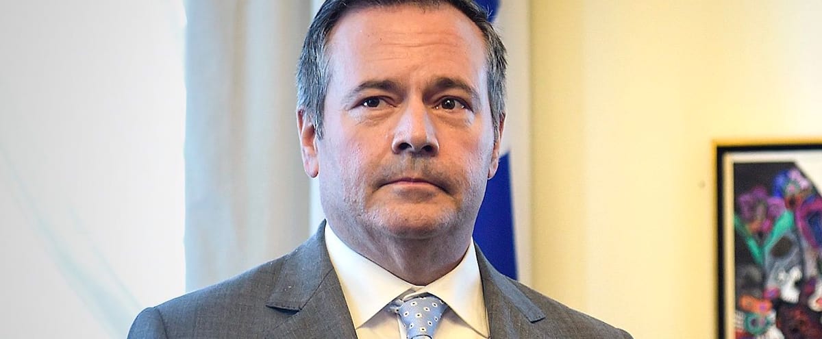 L’Alberta retire sa taxe provinciale sur l’essence