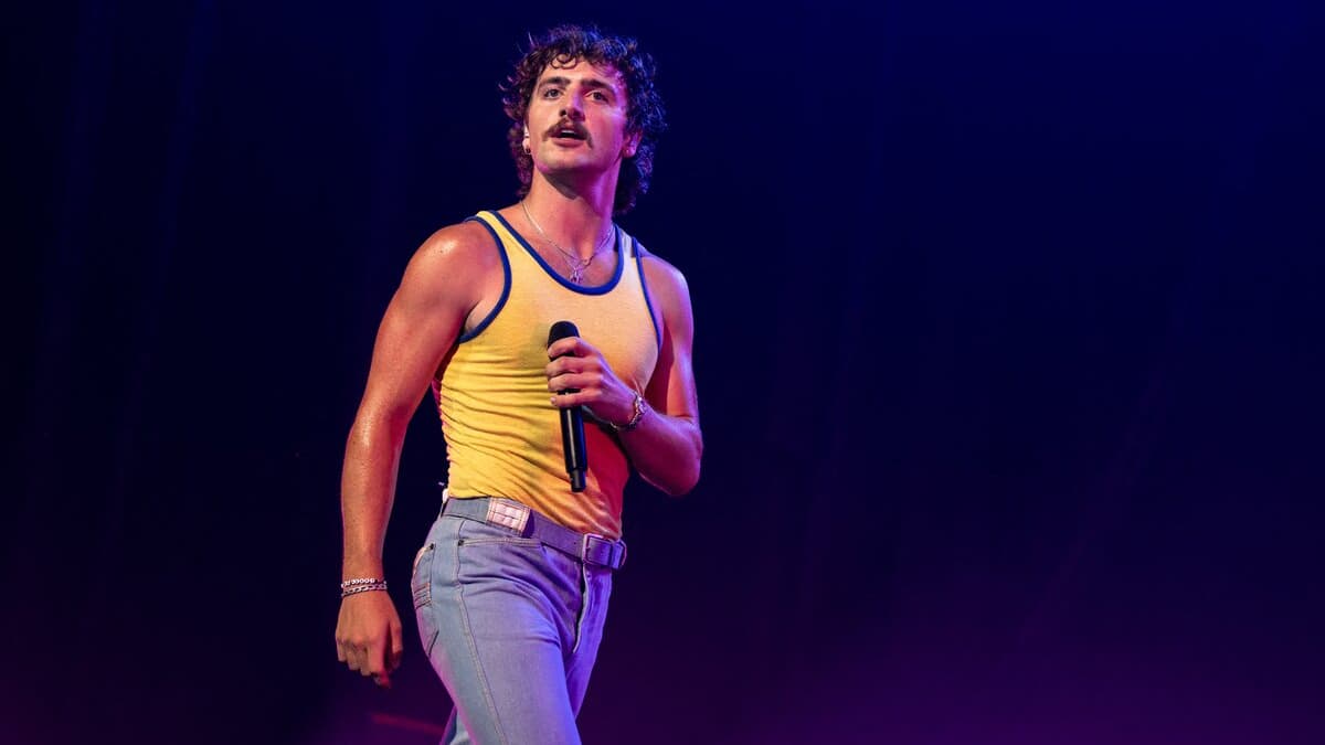 Festival d’été | Benson Boone : sur les traces de Bruno Mars ou d’Iggy Azalea?