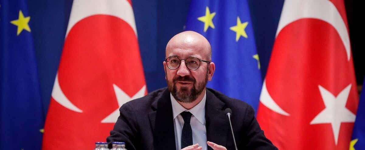 Turquia acusa Grécia de jogar imigrantes amarrados no mar Turquia acusa Grécia de jogar imigrantes amarrados no mar