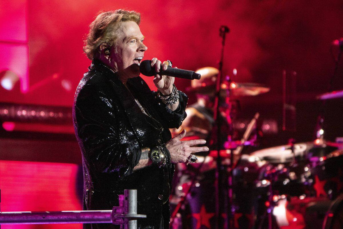 Axl Rose lance un micro en plein spectacle: Guns N’ Roses s’exprime sur ...