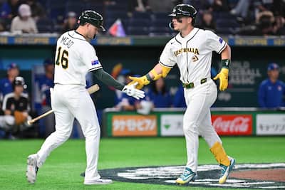 Travis Bazzana foi feliz pelo co-equipe Curtis Mead depois de quebrar um circuito, em setembro de Manche, em uma vitória na Austrália contra Taiwan, no dia 5 de março de 2026, no Tokyo Dome.