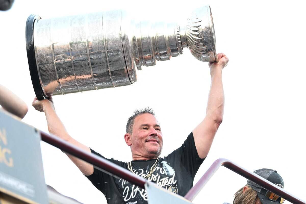 Bruce Cassidy célèbre avec des légendes, dont Raymond Bourque | JDM