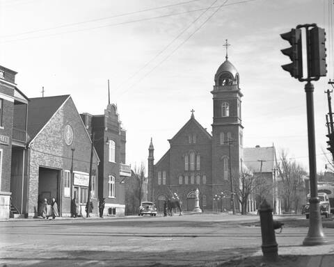 Église Saint-Malo et garage Paul Guilbault sur la rue Marie-de-l’Incarnation, Québec, 1948.