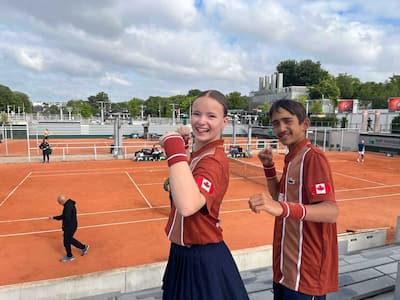 Audrey Legault y Noah Fakhry fueron recolectores de pelota en el torneo Roland Garros en mayo pasado en París.