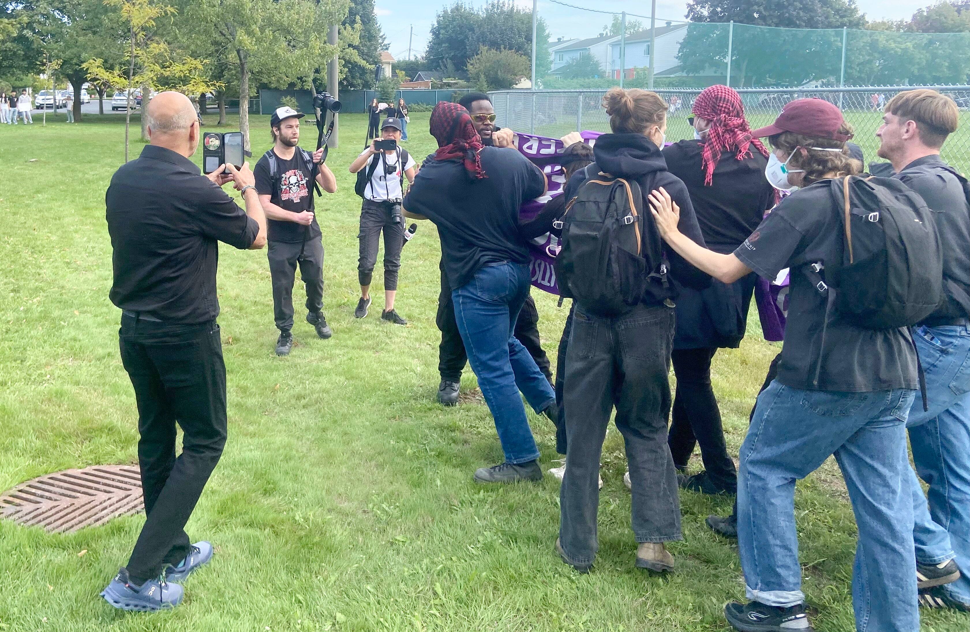 Una marcha en homenaje al joven Nooran Rezayi, derribado por un policía de Longueuil el 21 de septiembre de 2025, no lejos del lugar del drama, este sábado 27 de septiembre de 2025. Vemos aquí manifestantes que rechazaron un equipo de los medios de comunicación de los reembolsos. Foto zoé arcand