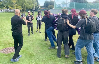 Una marcha en homenaje al joven Nooran Rezayi, derribado por un policía de Longueuil el 21 de septiembre de 2025, no lejos del lugar del drama, este sábado 27 de septiembre de 2025. Vemos aquí manifestantes que rechazaron un equipo de los medios de comunicación de los reembolsos. Foto zoé arcand