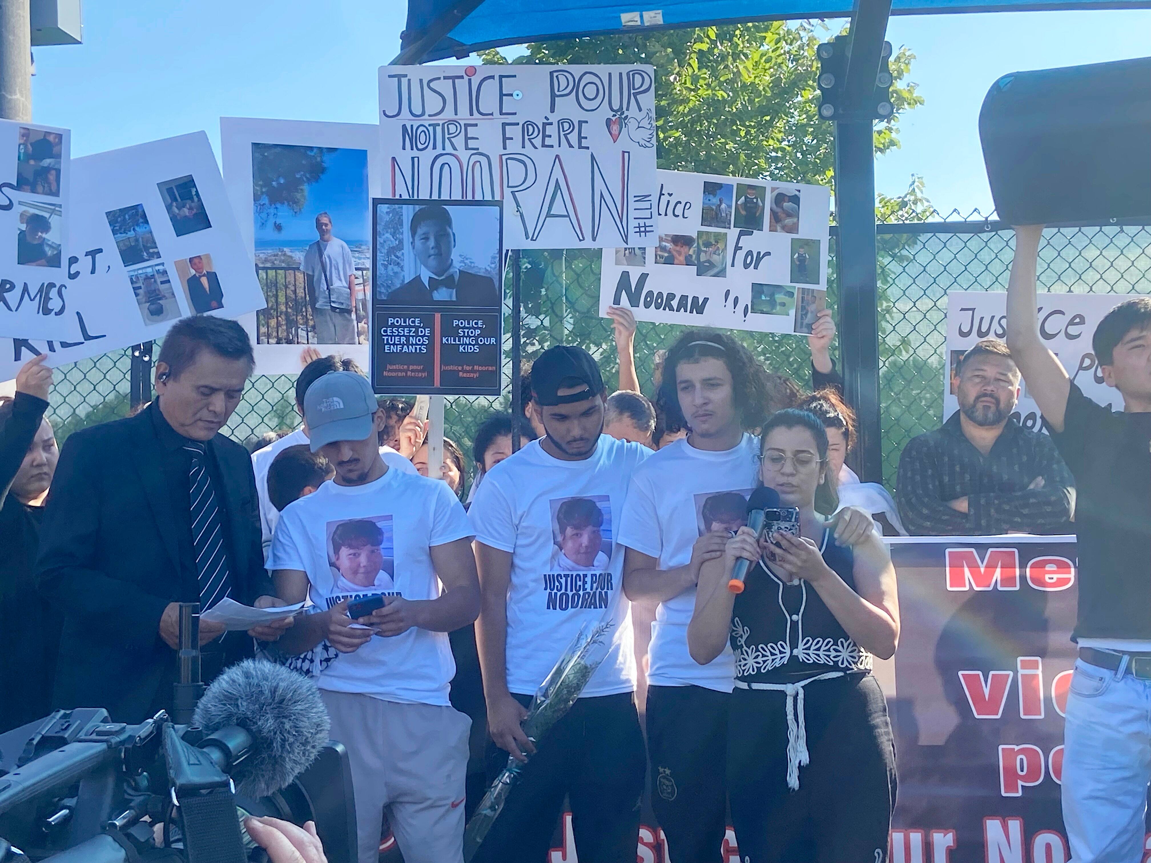 Una marcha en homenaje al joven Nooran Rezayi, derribado por un oficial de policía de Longueuil el 21 de septiembre de 2025, no muy lejos del lugar del drama, este sábado 27 de septiembre de 2025. Vemos aquí a los familiares de Noooran Rezayi que hablaron durante la manifestación. Foto zoé arcand