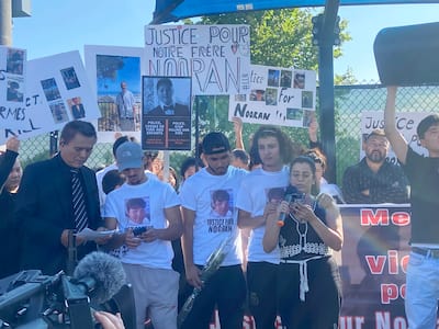 Una marcha en homenaje al joven Nooran Rezayi, derribado por un oficial de policía de Longueuil el 21 de septiembre de 2025, no muy lejos del lugar del drama, este sábado 27 de septiembre de 2025. Vemos aquí a los familiares de Noooran Rezayi que hablaron durante la manifestación. Foto zoé arcand