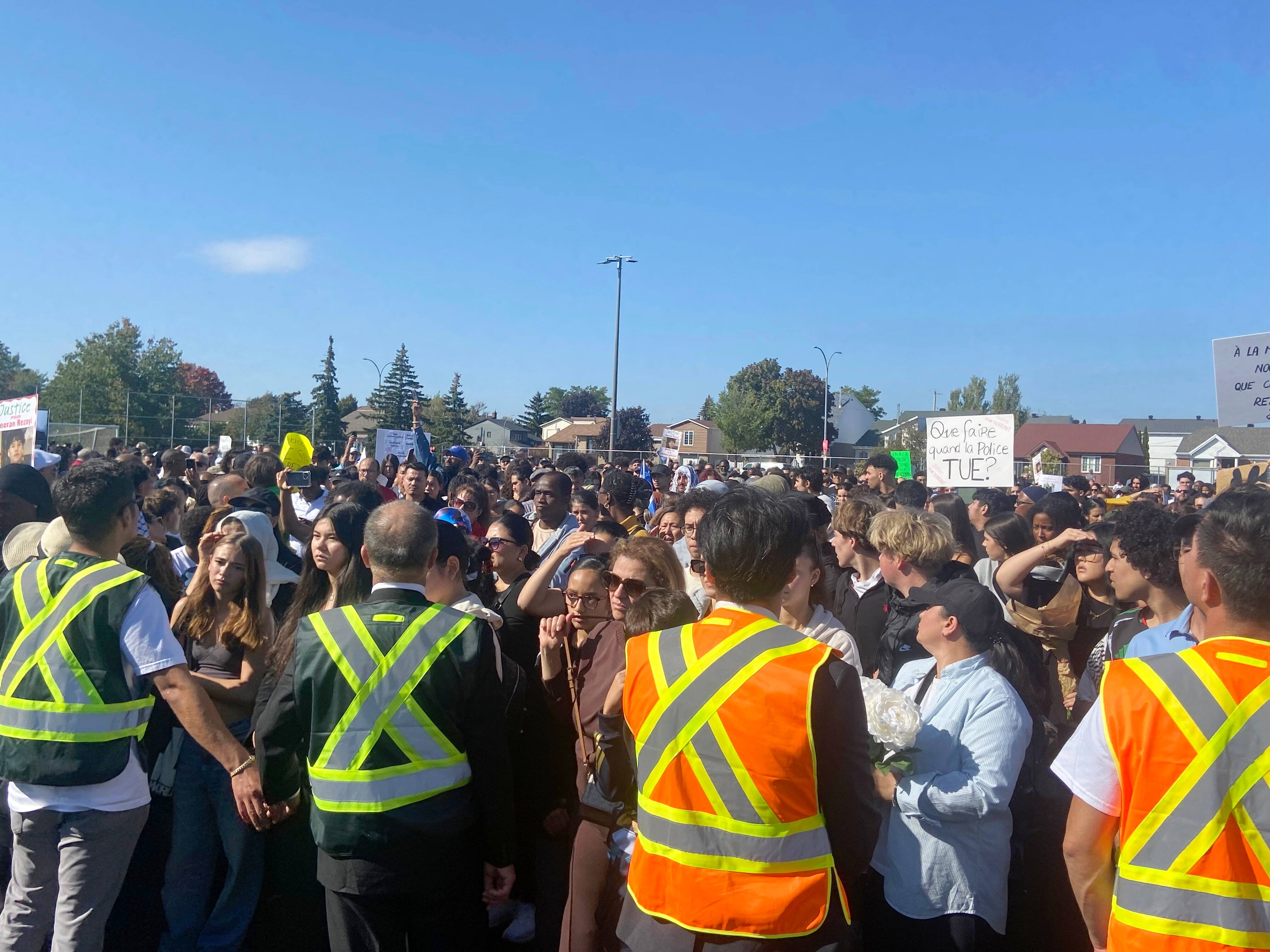 Una marcha en homenaje al joven Nooran Rezayi, asesinado a tiros por un policía en Longueuil el 21 de septiembre de 2025, no lejos del lugar del drama, este sábado 27 de septiembre de 2025. Foto zoé arcand