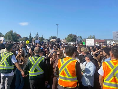 Una marcha en homenaje al joven Nooran Rezayi, asesinado a tiros por un policía en Longueuil el 21 de septiembre de 2025, no lejos del lugar del drama, este sábado 27 de septiembre de 2025. Foto zoé arcand