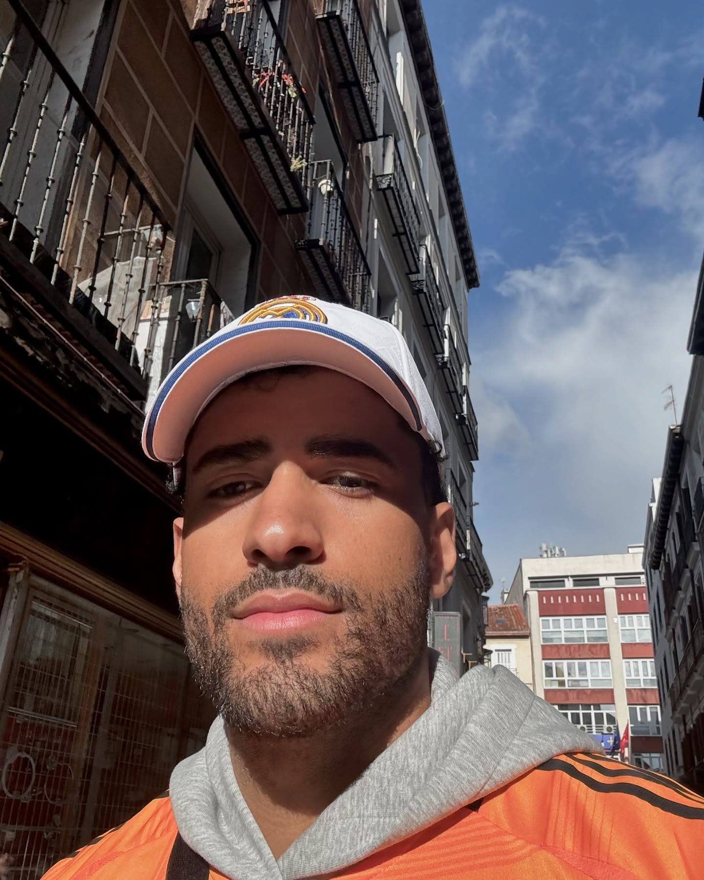 Il sème la zizanie, reconnu avec cette chanteuse