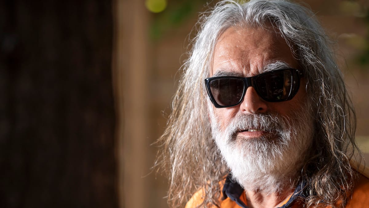 «Je continue la musique pour manger, faire de l'argent et par passion» affirme franchement Michel Pagliaro qui, à 76 ans, ne veut pas entendre le mot retraite