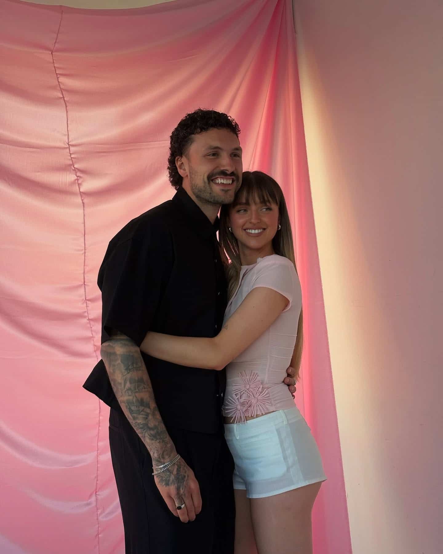 À l'étranger, elle nous met à jour sur son couple