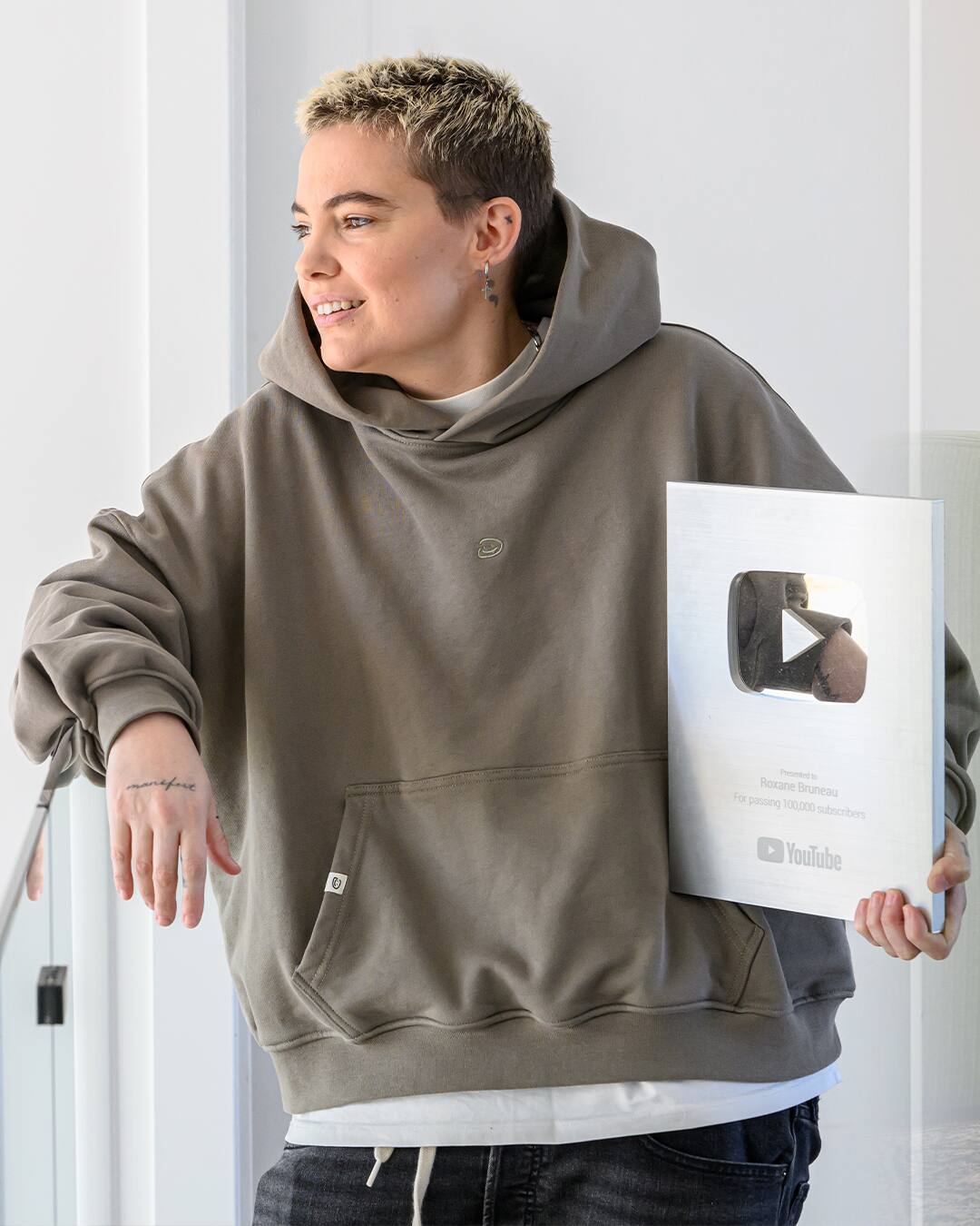 Elle ose 2 nouveaux tatouages de crâne