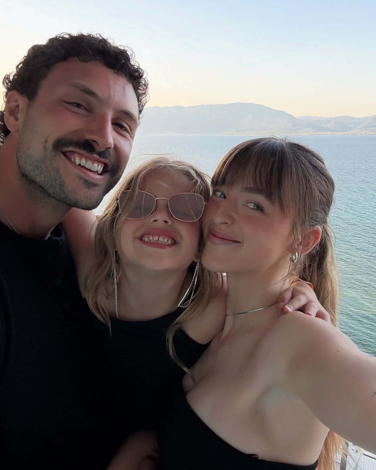 Fiancés: un clin d'oeil à Billie Lou sur la bague